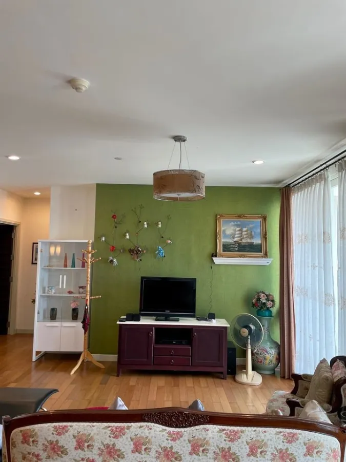For sale/rent: Watermark Chao Phraya River, 3 bedrooms, stunning views. Perfect for friends or family. Book now!