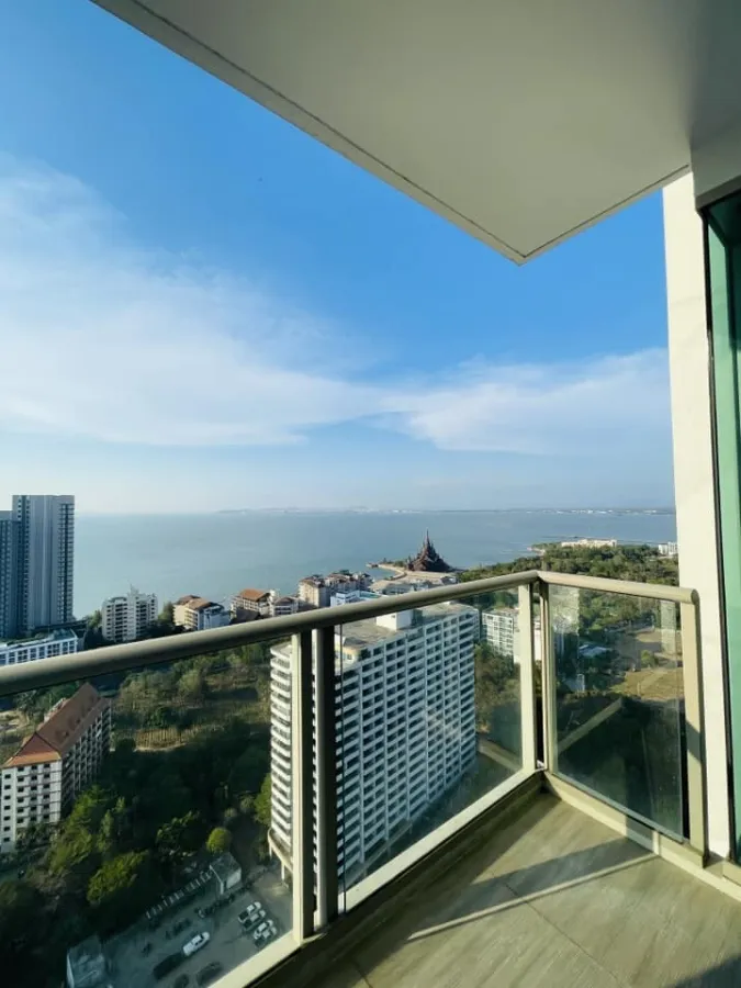For rent, The Riviera Wongamat Beach (North Pattaya), very beautiful sea view. You can lie down and enjoy the view. Book now.