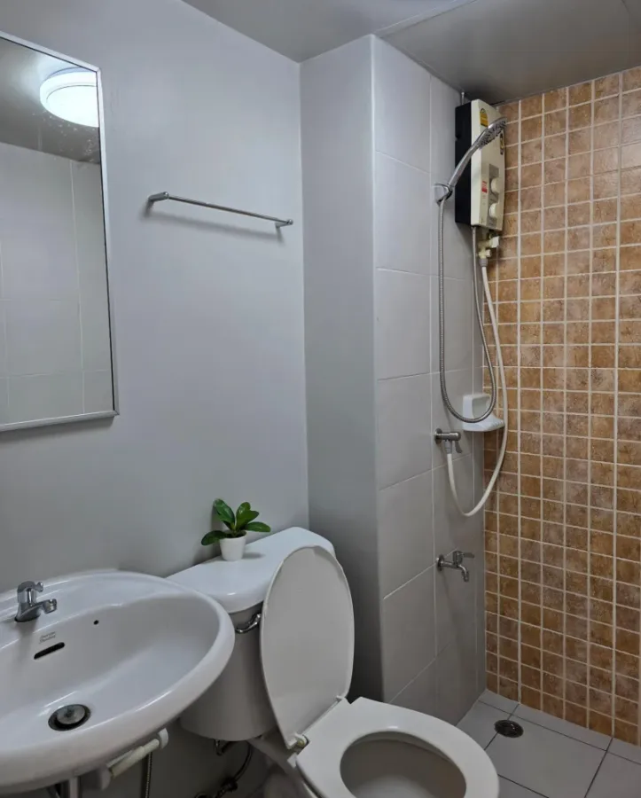 For rent: Lumpini Condo Town, Chonburi - Sukhumvit, 7th floor, corner room, beautiful room, fully furnished, very comfortable, book now, urgently.