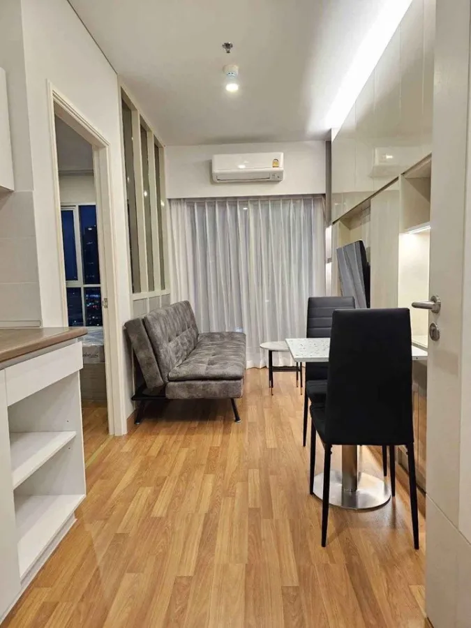 For rent, Lumpini Place Ratchada-Sathu, 25th floor, high floor, built-in furniture. The entire room is full. Reserve now. Hurry.