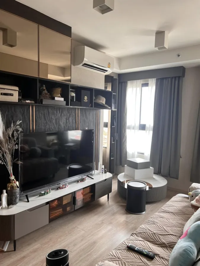 For sale Ideo Sathorn-Wongwian Yai. The room is decorated with simple, elegant furniture that looks expensive. Don't just look, reserve quickly.
