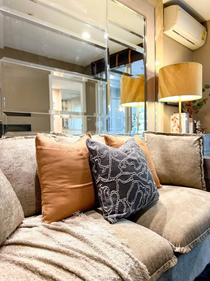 For sale: The Crest Sukhumvit 49, a luxurious Buit-In decorated room, very beautiful and livable. Good furniture, don't miss it.