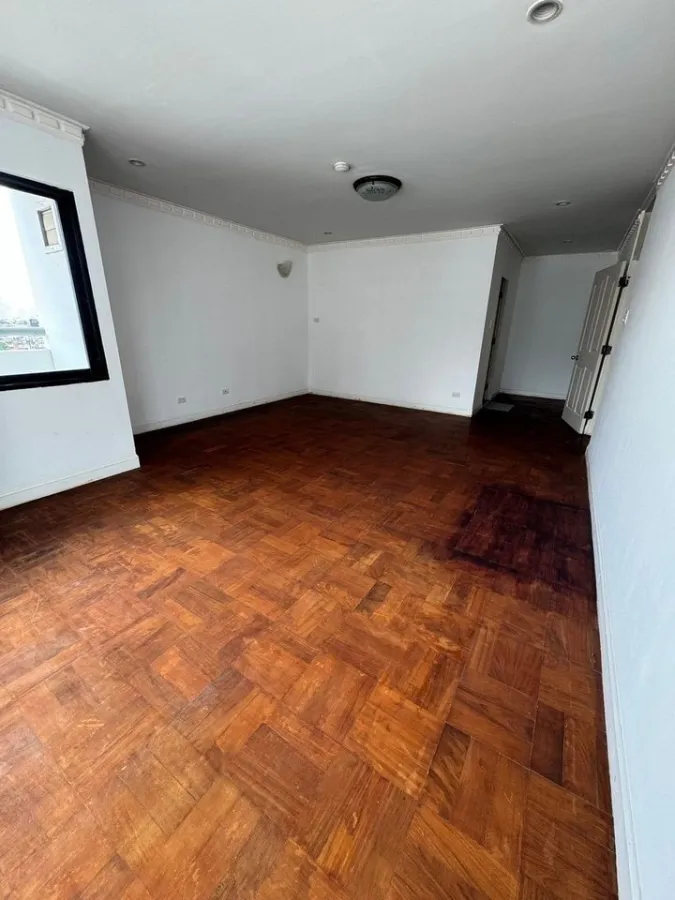Urgent sale, Thana Tower Condo, very large room, lots of usable space. The floor is laid with good parquet. Hurry and reserve now.