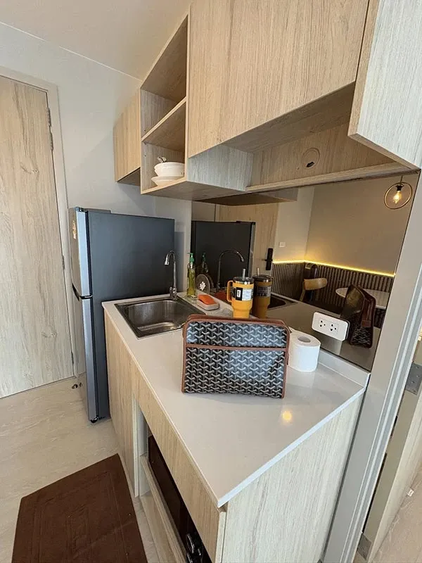 For rent: NUE Noble Srinakarin-Lasalle, 39th floor. Excellent location, quiet and peaceful, not adjacent to any other units, only the fire escape on t