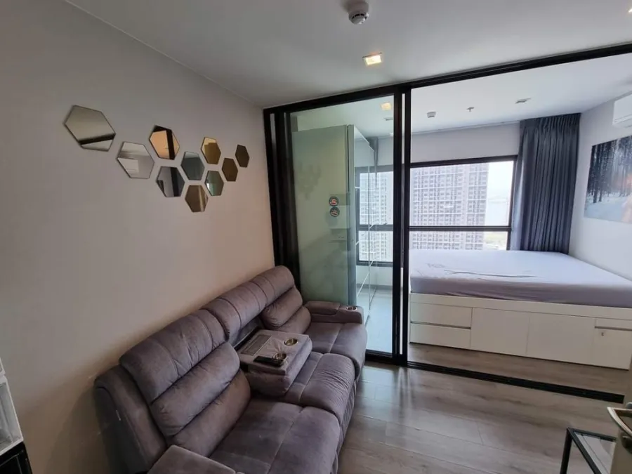 Condo for rent at The Politan Rive, 52nd floor, north, good view, friendly price, complete in one place. Hurry up to reserve now.