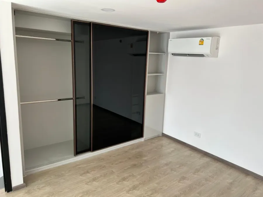 For sale: SOHO BANGKOK RATCHADA, 21st floor, beautiful city view, complete with furniture and appliances. Reserve now, get it first.
