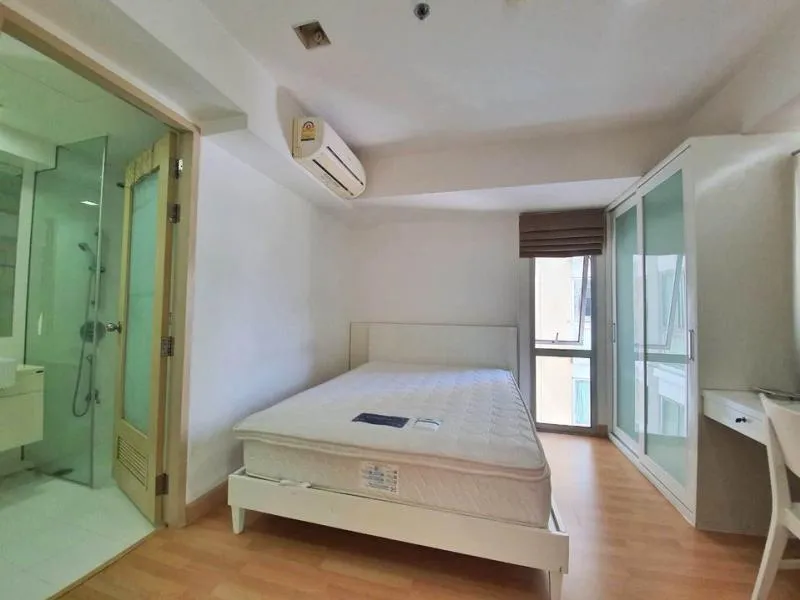 For rent, My Resort Bangkok, white tone room, comfortable for the eyes. give you a comfortable feeling Simple but good looking. Book today.