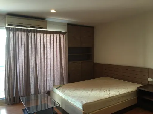 For rent, Park View Vibhavadi, large built-in bed, very comfortable to sleep. Comes with a low price that's easy on the pocket. Don't miss it.
