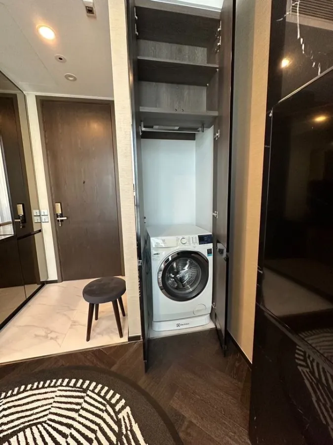 For sale: The Es Sukhumvit 36, spacious room, decorated in a simple and luxurious style, very nice, with good furniture. Book now.