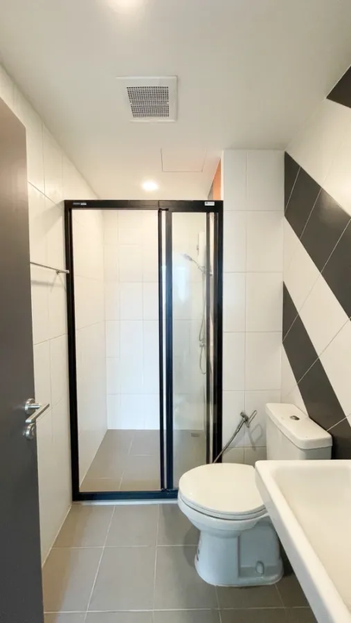 For rent: The Base Saphanmai, 1 bedroom, 1 bathroom, fully furnished and equipped with electrical appliances. Just bring your bags and move in.