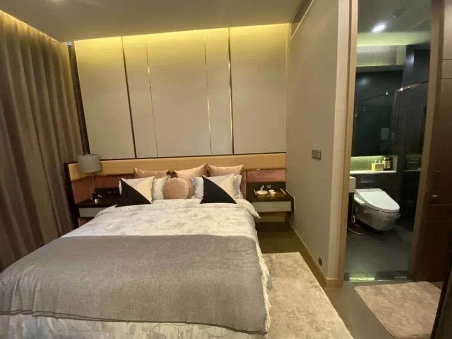 For rent, The Esse at Sigha Complex, very beautiful room, very livable, great built-ins, can't make a reservation like this.