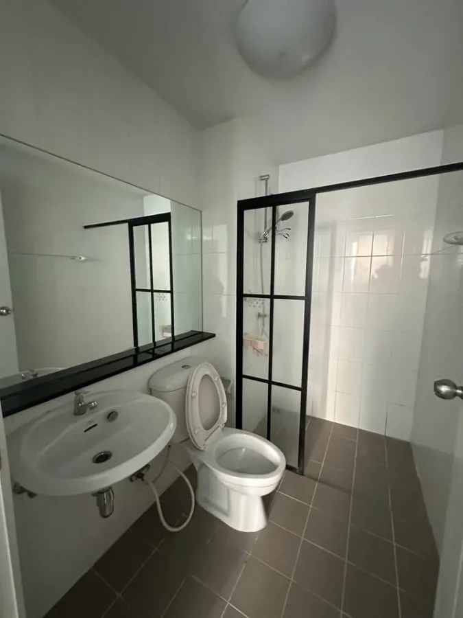 Selling Plum Condo Paholyothin 89. Unfurnished unit, perfect for those who love decorating. Don't miss this rare price, book now!