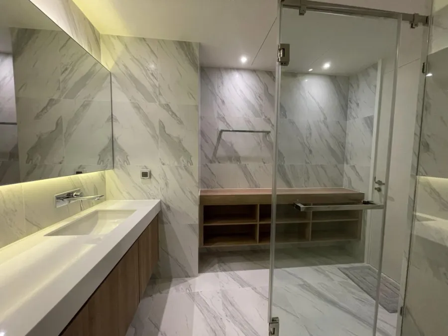 ให้เช่า Muniq Sukhumvit 23 ชั้น 15 ห้องตกแต่งอย่างดี โซฟาหนังนั่งสบาย เตียงนอนใหญ่น่านอนสุดๆ จองเลย