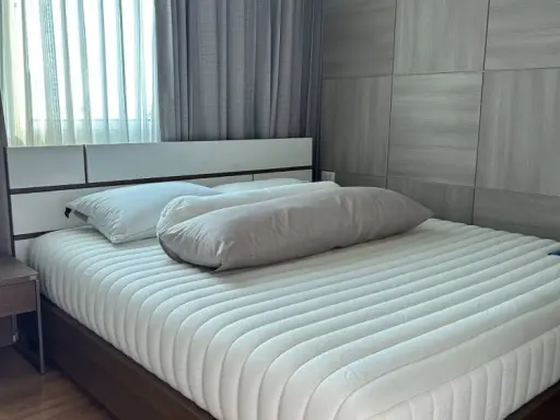 For rent: Wish @ Samyan, 1 bedroom unit with a large bed, premium mattress, and built-in wardrobe – plenty of storage. Don't miss out! images