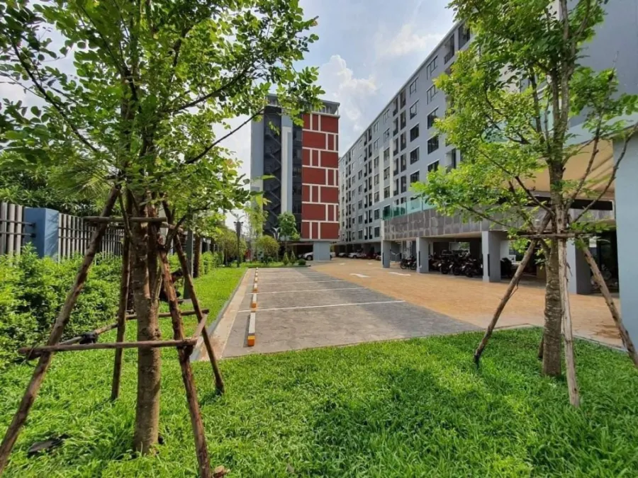 For sale: The One Plus Grand Ramkhamhaeng. The room is separated into sections. Complete set of furniture Don't just look, hurry and reserve now.