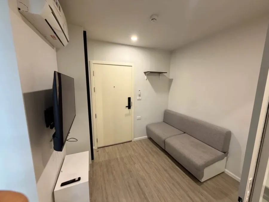 Blue Phaholyothin 35 condo for rent. Ready to move in, fully furnished. Just bring your belongings and you can occupy the entire unit. Don't miss out!