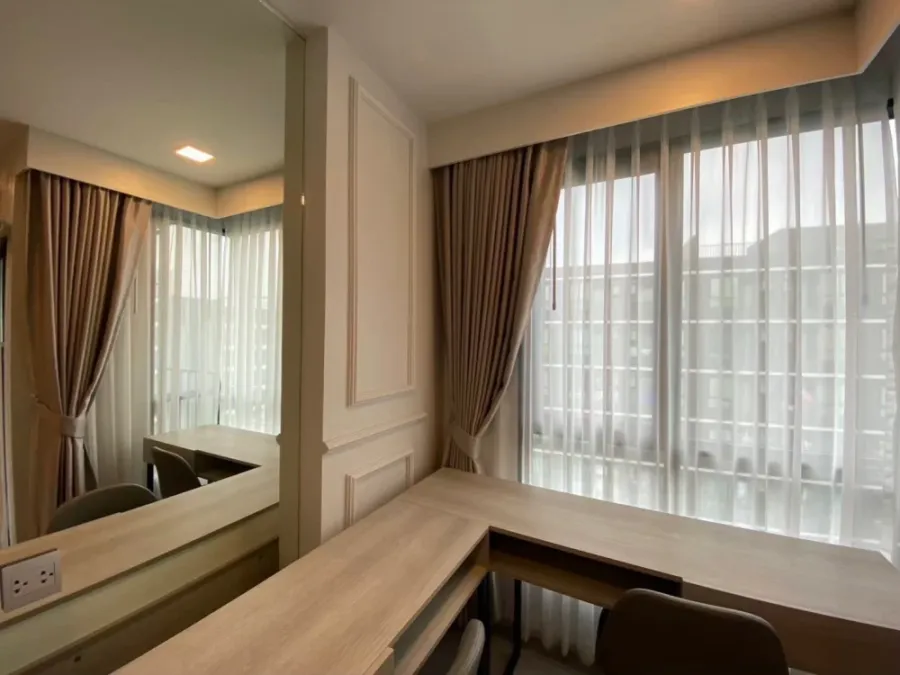 Selling a condo at Kave Ava, Building D, 7th floor. Interior view overlooking the swimming pool. Includes a walk-in closet. Book now!