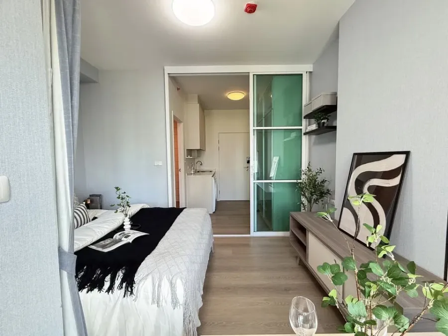 Selling a beautifully decorated Studio room at Chapter One Eco Ratchada-HuaiKhwang. Fully furnished with all appliances included; just bring your bags
