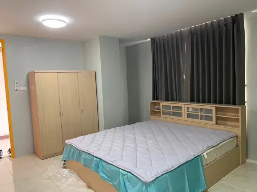 For sale or rent: Ratchada City 18, Ploy Building, 9th floor (corner unit). Very quiet and private. You won't be disappointed if you book now.