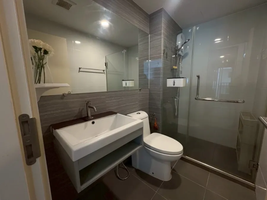 For rent: Knightsbridge Phaholyothin-Interchange, Building B, 6th floor, wallpaper all over the room, hurry and grab it now!
