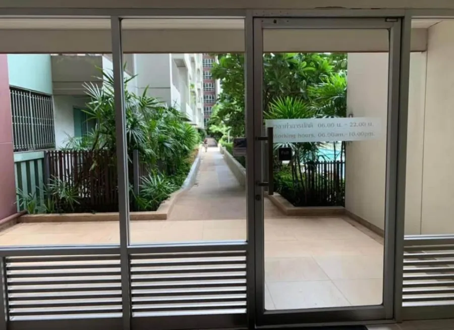 For sale, Lumpini Place Rama 9-Ratchada, 1 bedroom, with wallpaper in the whole room, very nice, plus fully furnished, interested in booking