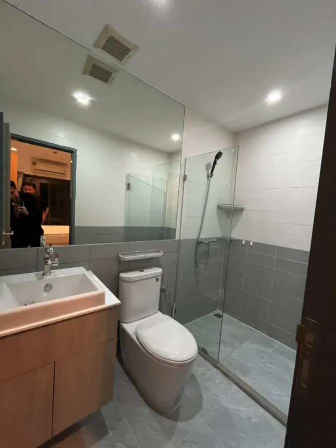 For sale/rent: Ideo Mobi Rama 9. Spacious and comfortable room with a great view. Ready to move in with just your luggage.