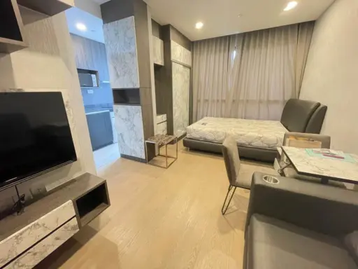 For rent Ashton chula-silom, Studio room, high floor, great city view. Get the most complete furniture. Hurry up to reserve.