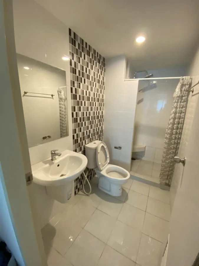 For sale: The Kit Plus Sukhumvit 113, 5th floor, Building B, comes with complete decorations. Interested? Hurry and reserve now. Don't wait.