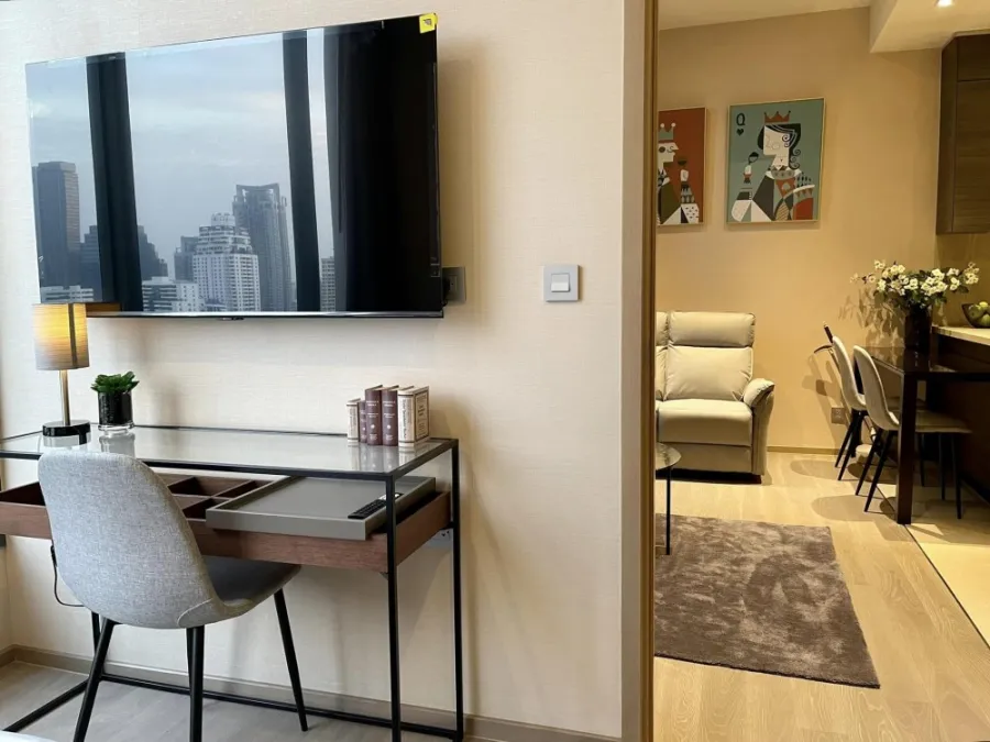 For rent, The Esse Asoke, 23rd floor, very beautiful view, good furniture. Complete electrical appliances If interested, hurry and reserve now.
