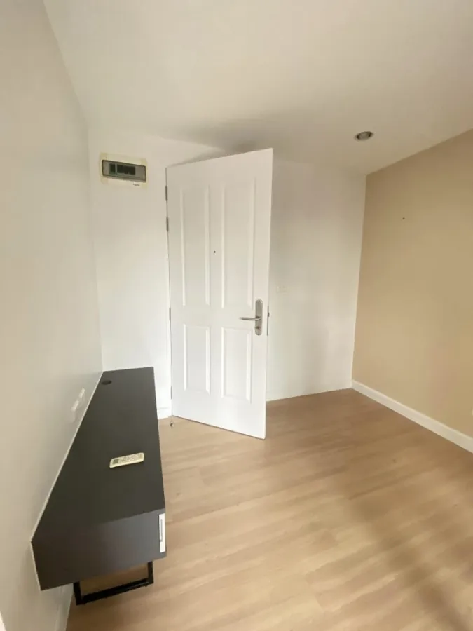 For sale: The Niche Mono Bangna. Nice room, separated into sections, fully furnished, good price. You must reserve quickly like this.
