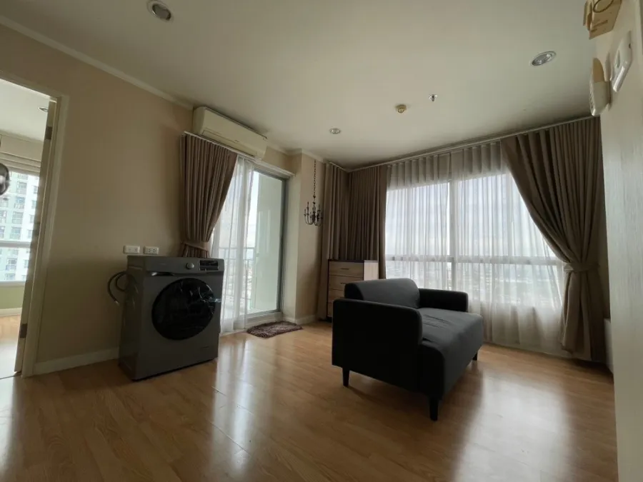 For rent, Lumpini Ville Chaengwattana-Pak Kret, corner room, private, with good wallpaper. If interested, reserve now quickly.