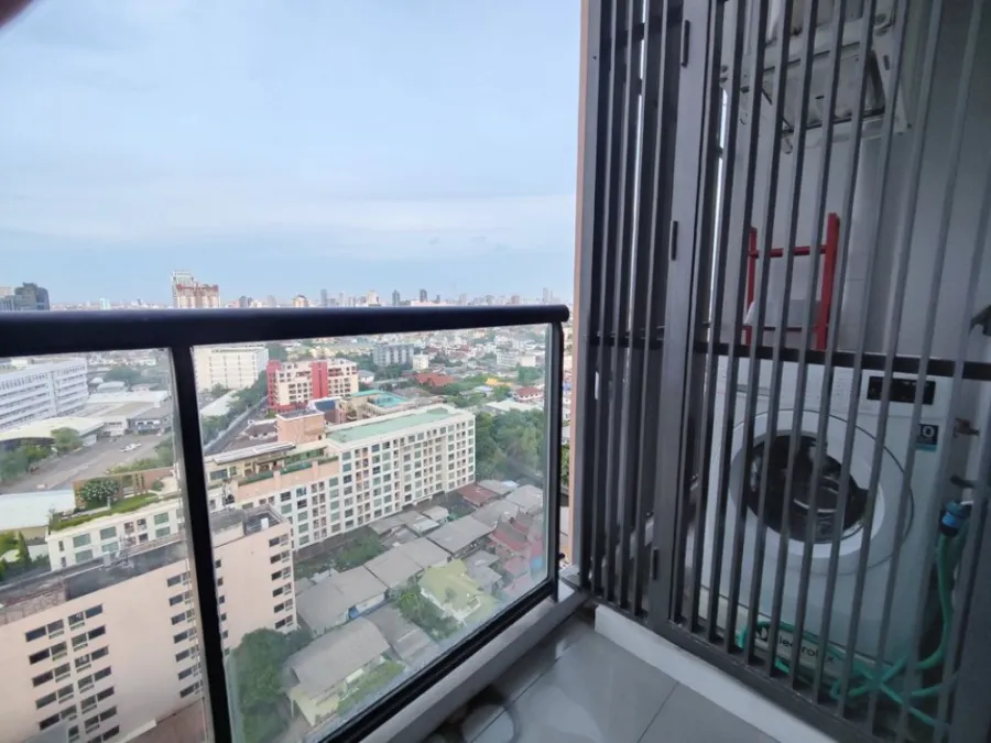 For rent M Jatujak, Building A, 18th floor, has a beautiful city view. Plus, the wall is attached to the wall around the room. Do not book, regret ins