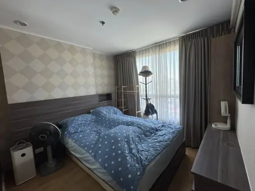 Selling U Delight Residence Pattanakarn Thonglor. Very high floor unit with west-facing Thonglor view, no obstructing buildings. Unit is near the elev