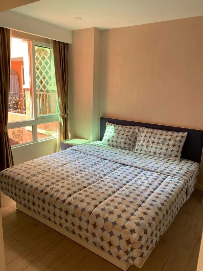 For rent Seven Seas Condo Resort Jomtien (Jomtien) decorated with built-ins. The view of the swimming pool is very good. Don't miss it.