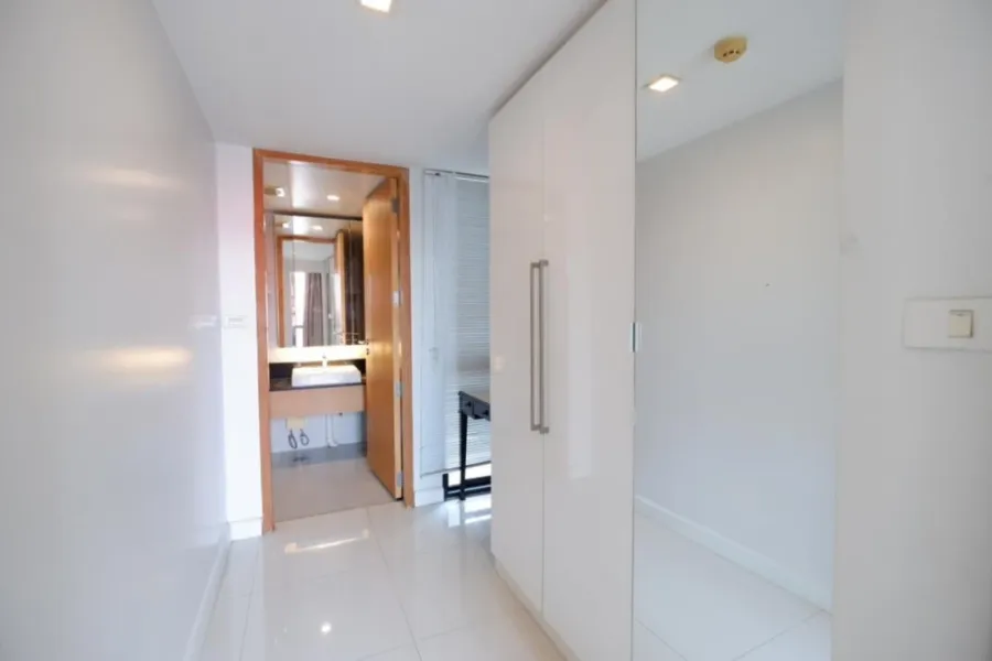 For rent: SOCIO Ruamrudee, 5th floor, spacious room, fully furnished, nice to live in. If interested, hurry and reserve now. Don't miss out!