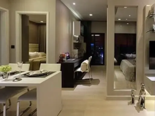 For sale, The Signature Urbano, beautiful room, high floor Sabaidee view Book now, don't wait.