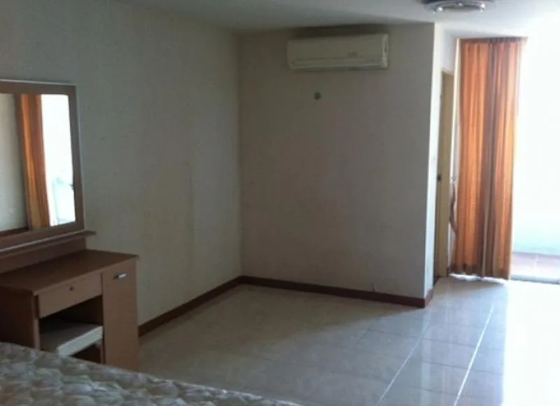 Condo for sale, Ratchada City, Soi Ratchada 18, spacious room, good location, can live by itself, investment is profitable, if interested, hurry up.