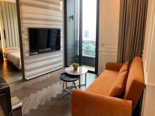 For rent: The Es Sukhumvit 36, a luxury condo on Sukhumvit Road. Beautiful room, high floor, great view. Interested? Book now!
