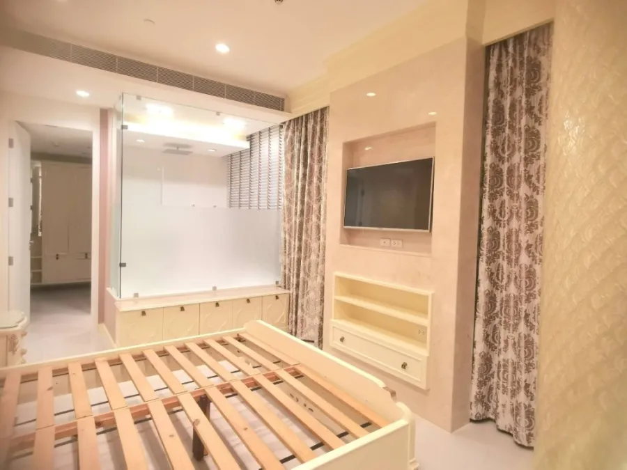 Condo for rent 185 Ratchadamri, room with view of Lang Suan Road, shady, decorated in French style.