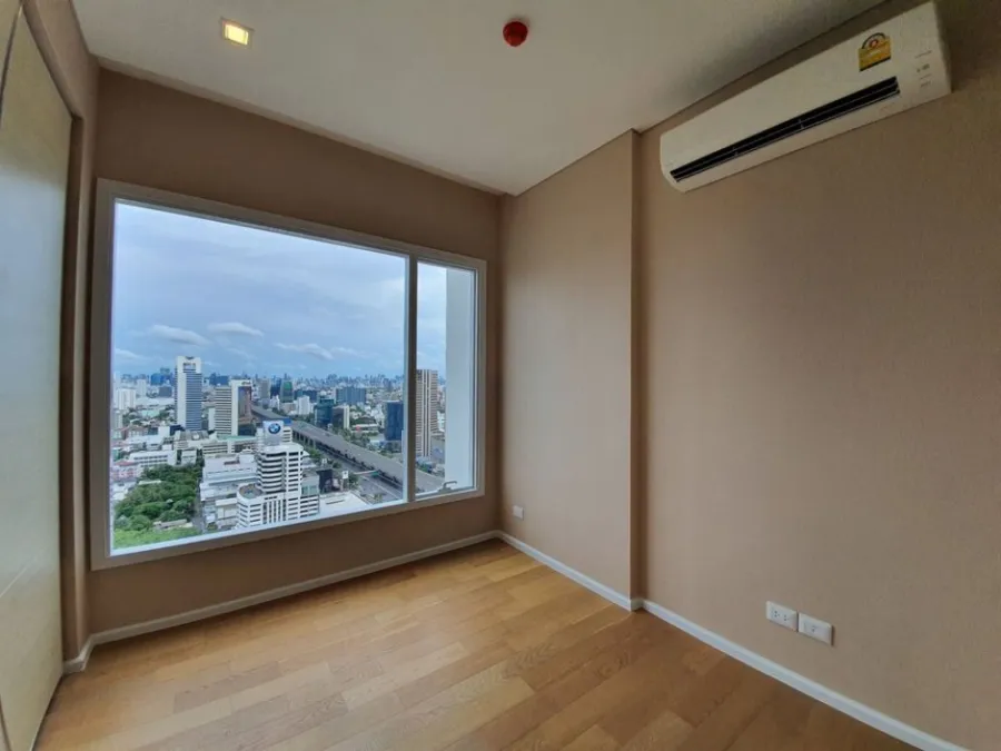 View full Chatuchak view. Selling very cheaply. The St. Residence, 1 bedroom, high floor, south side, full of wind all day.