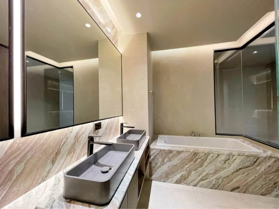 Kalm Penthouse for sale, empty room, very spacious, separated into sections. Luxurious condo in the heart of the city. Good like this. Must reserve qu