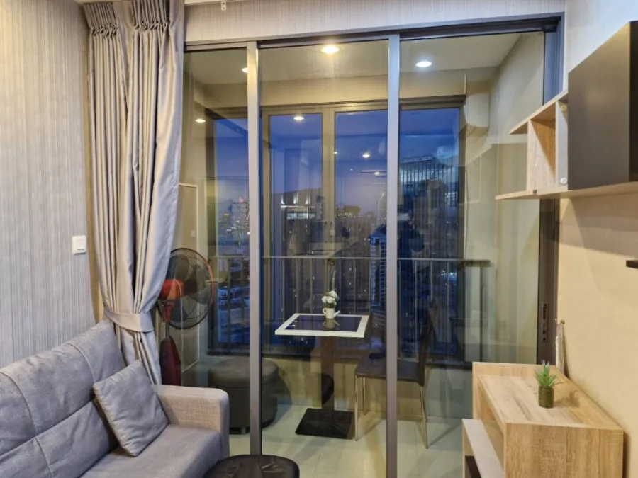 For sale/rent!! Condo Ideo Q Chula-Samyan Live luxuriously and higher than others with the highest floor with a great view. Urgent!!