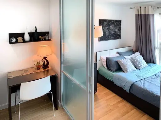 For rent: Lumpini Place Rama 4–Kluaynamthai. A comfortable and fully furnished room. The room stays cool. Book now!