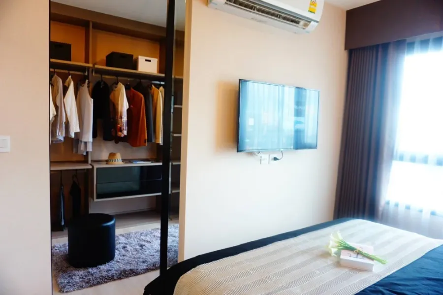For rent!! Life Asoke, near the BTS, decorated by a designer, luxurious style, in the heart of the city, great view, fully furnished with famous brand