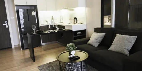 ให้เช่า Urbano Absolute Sathon-Taksin ห้องตกแต่งสีดำโทนคลาสิค เรียบหรู น่าอยู่สุดๆ วิวสูง เฟอร์ครบ