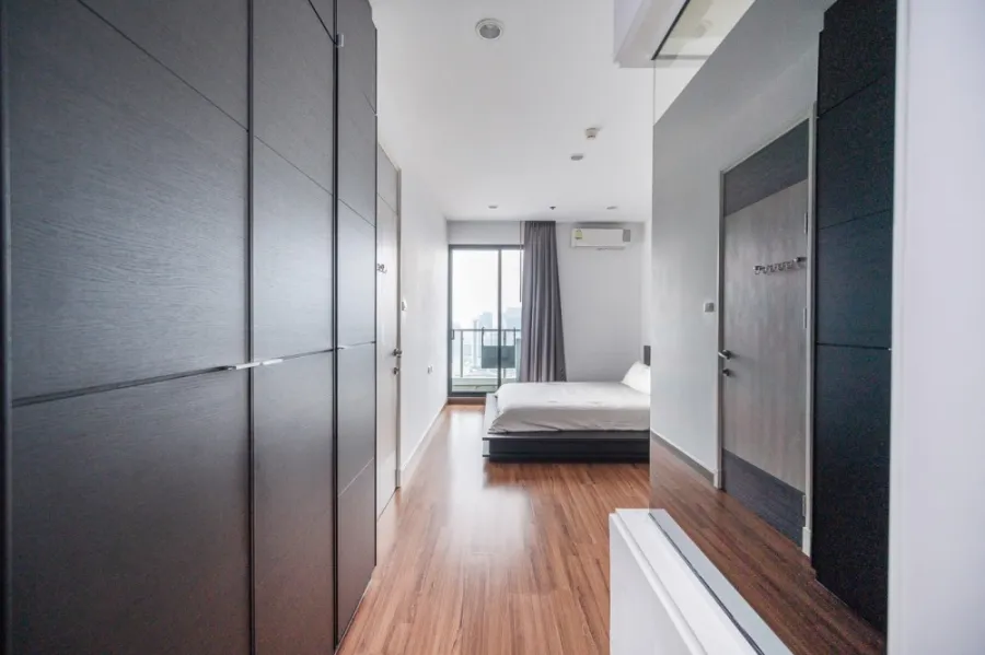 For rent or sale, Supalai Premier @ Asoke, 1 bedroom, 1 bathroom, 31st floor, good view, wide area with big balcony, book now.
