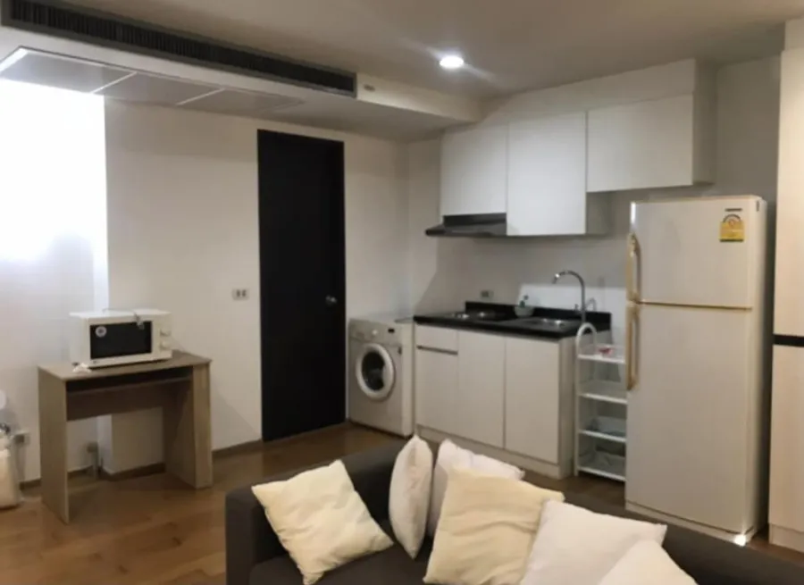 For rent, The Tempo Ruamrudee, 4th floor, corner room, pool view, spacious room, comfortable, hurry to book now.