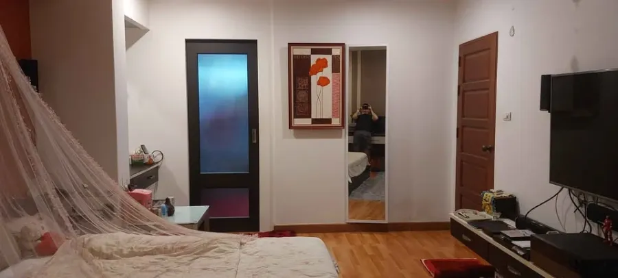 ขาย klangkrung resort ratcha 7 ห้องกว้างพื้นที่ใช้สอยเยอะ เฟอร์นิเจอร์บิ้วอินอย่างดี มีWalk-in Closet จองเลย
