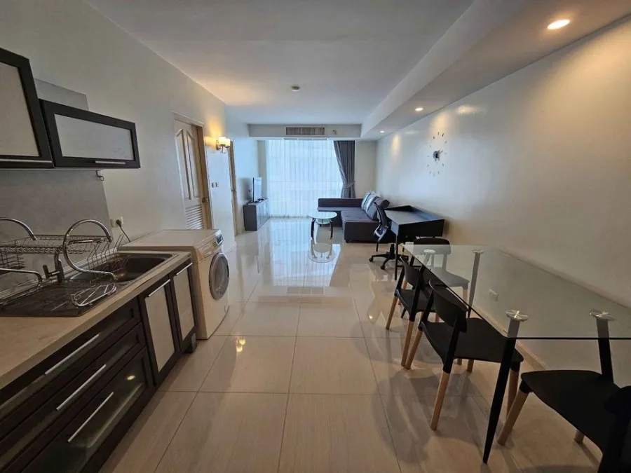 For rent, Supalai Park Phaholyothin 21, the room is very spacious, divided into a very good proportion. Fully furnished, reserve now.