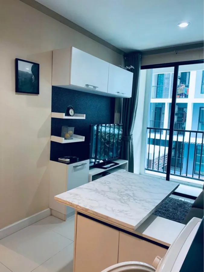 Metrosky Ratchada for rent, beautiful room, modern decoration, perfect fit, great pool view Book and you won't regret it. Hurry up.
